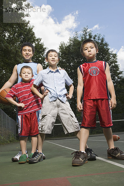 stehend  Bruder  Basketball  Gericht