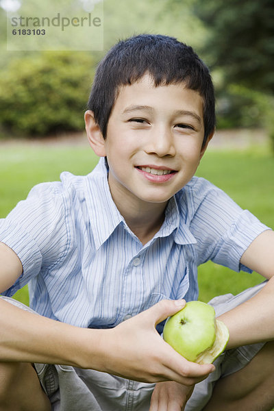 Junge - Person  halten  Apfel