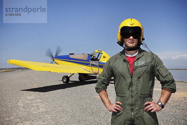 Flugzeug  nahe  stehend  klein  Pilot