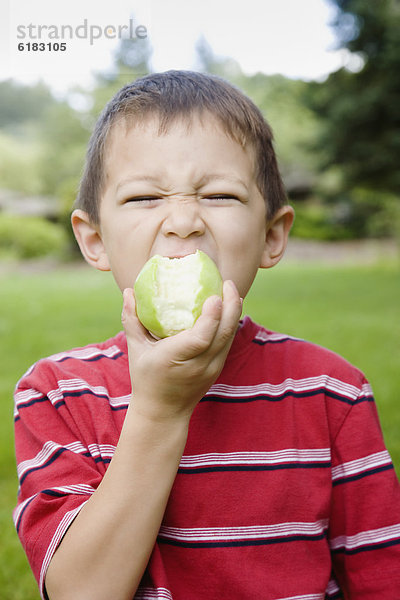 Junge - Person  Apfel  essen  essend  isst