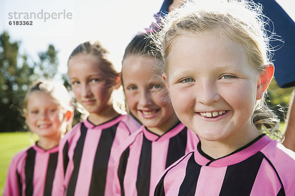 Europäer lächeln Spiel Fußball Mädchen