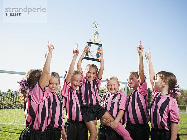 Pose jubeln Spiel Fußball Mädchen Pokal