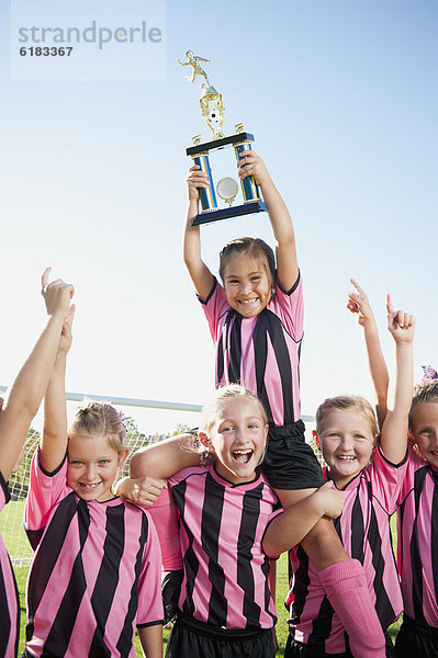 Pose jubeln Spiel Fußball Mädchen Pokal