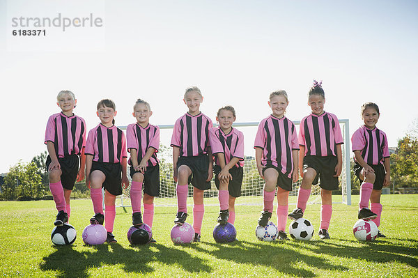 Fußballspieler stehend Fußball Mädchen