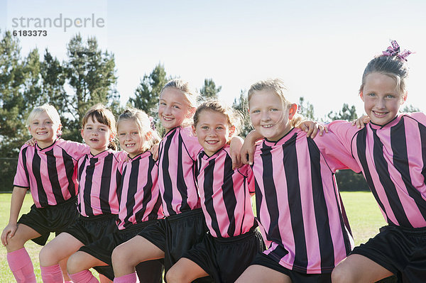 stehend Spiel Fußball Mädchen