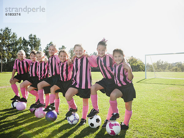 stehend Spiel Fußball Mädchen