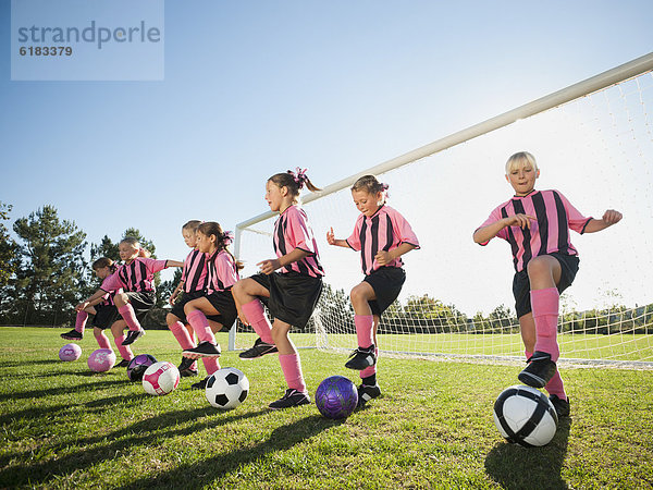 Fußballspieler nahe üben Netz Mädchen