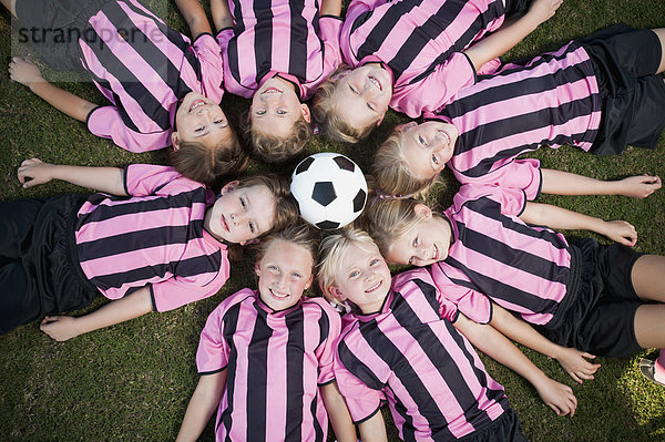 liegend liegen liegt liegendes liegender liegende daliegen Spiel Kreis Fußball Mädchen