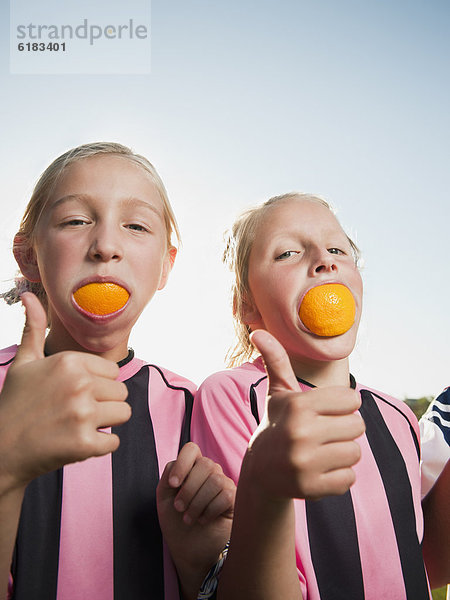 Europäer Scheibe Spiel Fußball essen essend isst Mädchen Blechkuchen