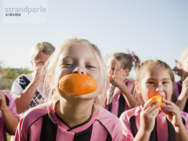 Scheibe Spiel Fußball essen essend isst Mädchen Blechkuchen