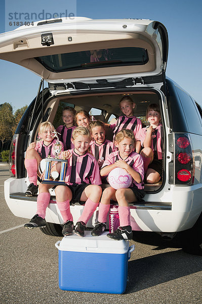 sitzend Auto Spiel Fußball Mädchen Pokal