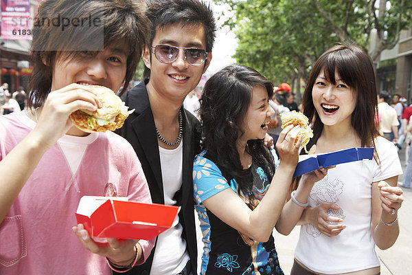 Zusammenhalt  Geschwindigkeit  Freundschaft  Lebensmittel  chinesisch  essen  essend  isst
