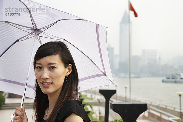 Frau  Regenschirm  Schirm  halten  chinesisch  Regen