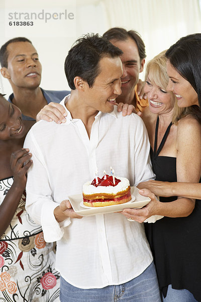 Mann Freundschaft Überraschung Geburtstag Kuchen