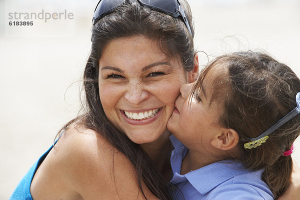lächeln  küssen  Hispanier  Tochter  Mutter - Mensch