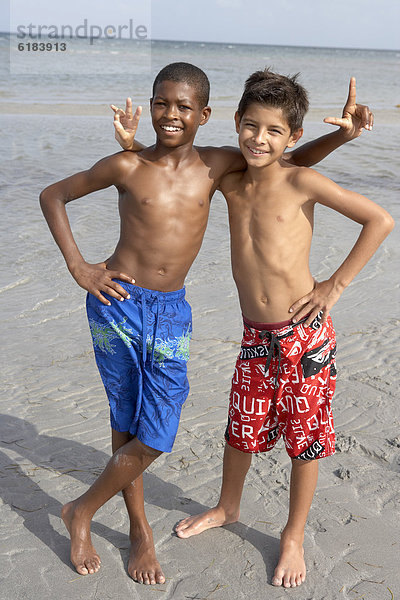 Zusammenhalt  Fröhlichkeit  Spiel  Strand  Junge - Person