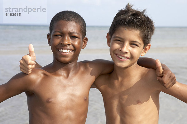 hoch  oben  geben  Strand  Junge - Person  Zeichen  Menschlicher Daumen  Menschliche Daumen  Signal