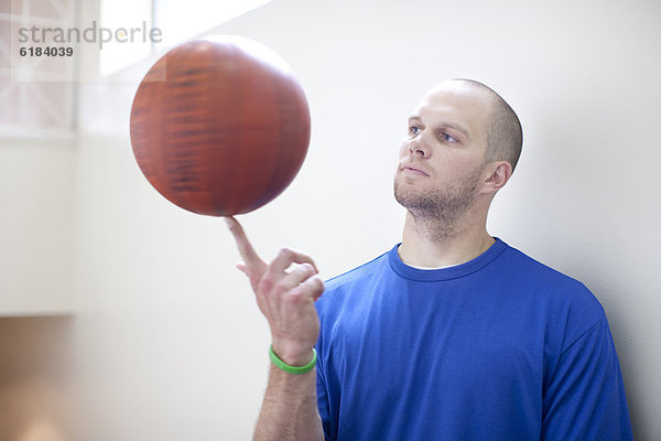 Europäer Mann herumwirbeln Basketball