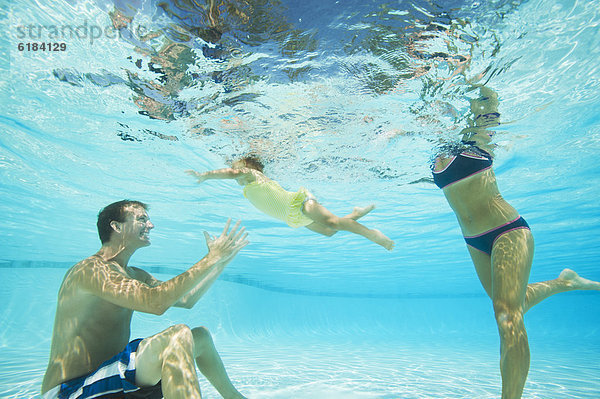 Menschliche Eltern  schwimmen  Tochter