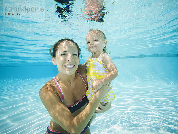 Unterwasseraufnahme  schwimmen  Tochter  Mutter - Mensch