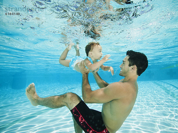Menschlicher Vater  Unterwasseraufnahme  schwimmen  Tochter