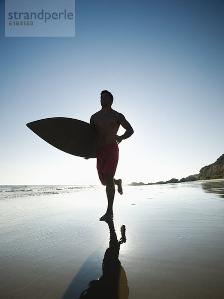 Mann  tragen  Strand  Surfboard  mischen  Mixed
