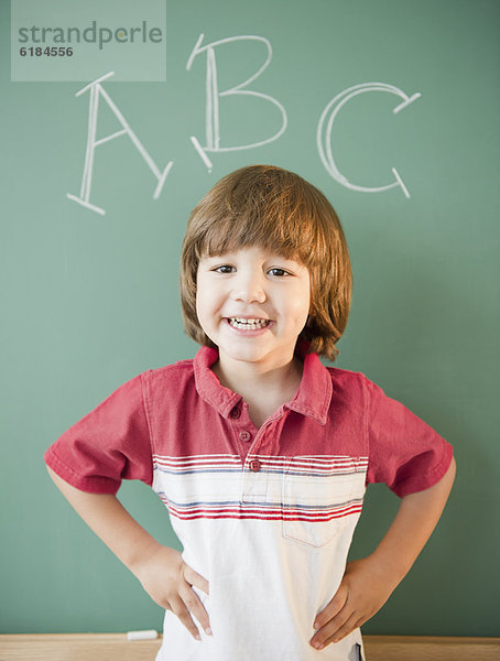 stehend  Junge - Person  Hispanier  unterhalb  Alphabet  Schreibtafel  Tafel