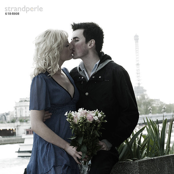 nahe  Blumenstrauß  Strauß  Europäer  Frau  Freund  küssen  halten  Eiffelturm