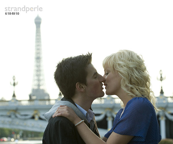 nahe  Europäer  Mann  Freundin  küssen  Eiffelturm
