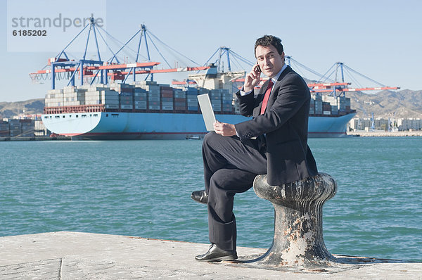 Notebook  Geschäftsmann  Hispanier  halten  Hintergrund  Schiff  Container