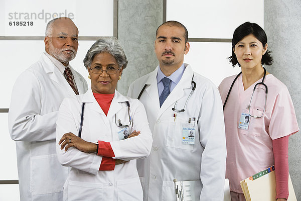 Pose  Arzt  multikulturell