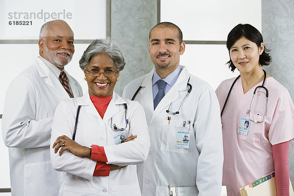 Pose  Arzt  multikulturell