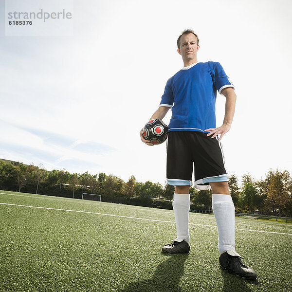 Europäer halten Spiel Feld Fußball Ball Spielzeug