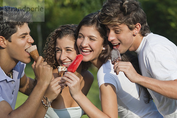 Zusammenhalt  Freundschaft  Hispanier  Eis  essen  essend  isst  Sahne