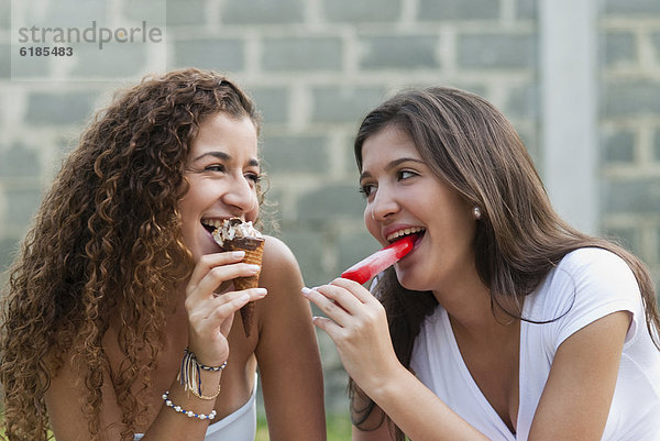 Zusammenhalt  Freundschaft  Hispanier  Eis  essen  essend  isst  Sahne