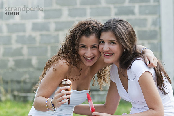 Zusammenhalt  Freundschaft  umarmen  Hispanier  Eis  essen  essend  isst  Sahne