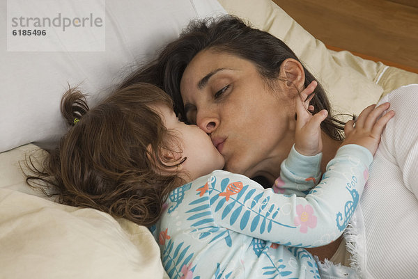küssen  Hispanier  Bett  Tochter  Mutter - Mensch