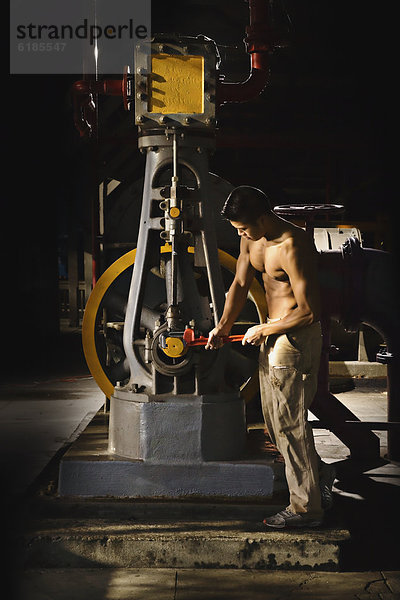 Mann  arbeiten  nackt  Fabrikgebäude
