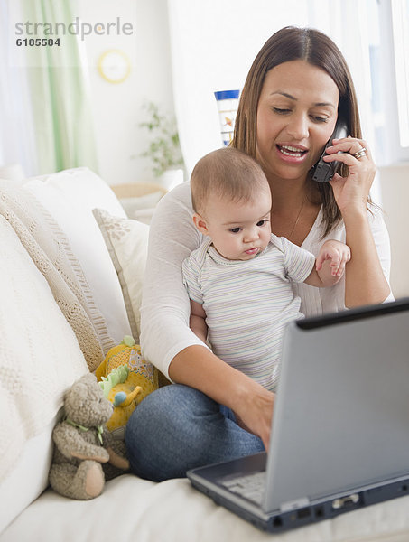 benutzen  Notebook  Telefon  halten  Mutter - Mensch  Baby