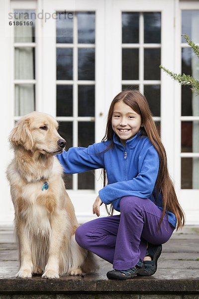 mischen streicheln Golden Retriever Mädchen Mixed