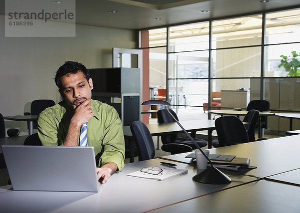 Notebook  Geschäftsmann  arbeiten  Indianer  Büro