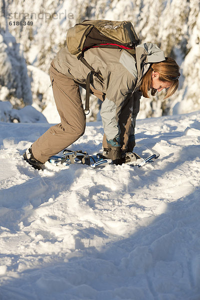 Europäer  Frau  befestigen  Schneeschuh  Schnee