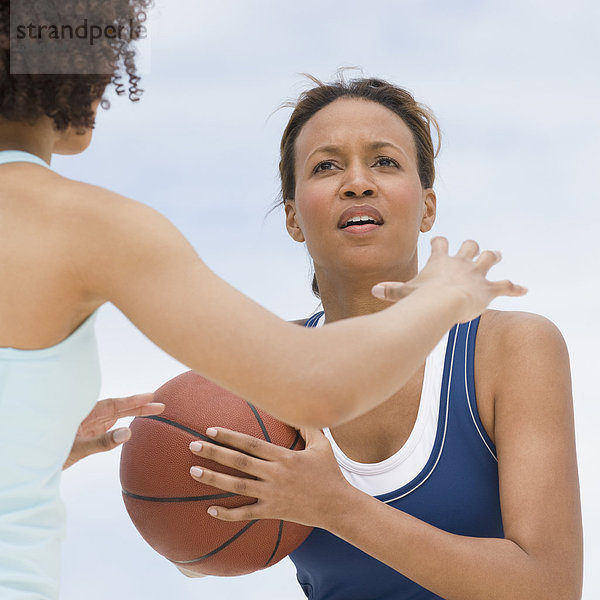 Frau  Basketball  spielen