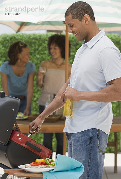 Frau Mann grillen grillend grillt