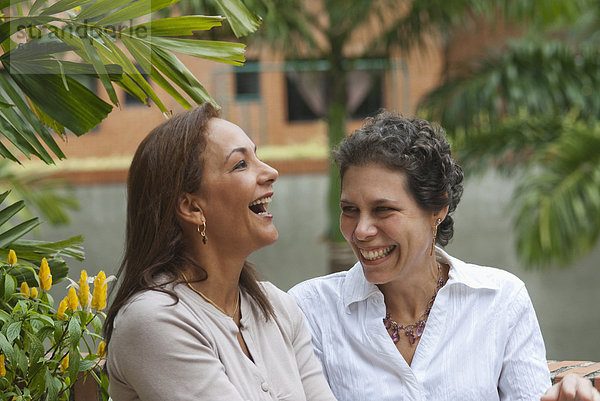 Zusammenhalt  Frau  lachen  Hispanier