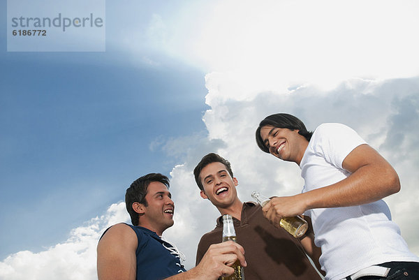 Freundschaft  abhängen  trinken  Bier