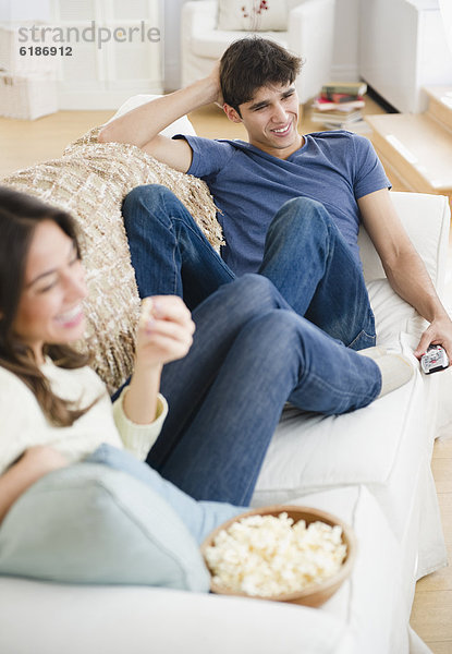 sehen  Fernsehen  essen  essend  isst  Popcorn