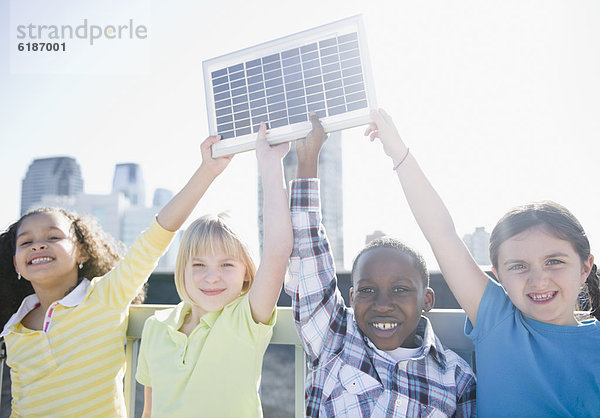 Dach  hoch  oben  halten  Sonnenkollektor  Sonnenenergie  Tisch