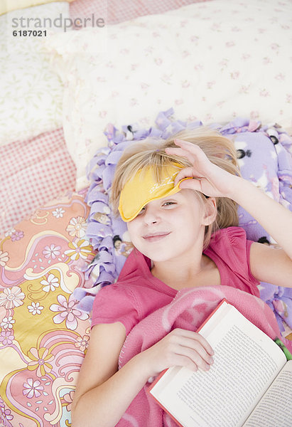 Europäer  Buch  schlafen  Maske  Mädchen  Taschenbuch  vorlesen