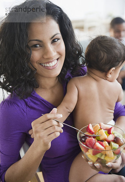 Frucht  Salat  halten  essen  essend  isst  Mutter - Mensch  Baby